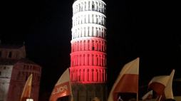 Krzywa Wieża w Pizie w biało-czerwonych barwach. Źródło: Ambasada RP we Włoszech