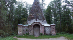 Piramida z początku XIX wieku - grobowiec rodziny von Farenheit. Fot. M. Kaczńska