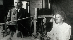 Maria Skłodowska-Curie i jej mąż Piotr Curie w laboratorium. Źródło: Wikimedia Commons