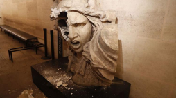 Zniszczony posąg Marianny wewnątrz Łuku Triumfalnego. Paryż, 01.12.2018. Fot. PAP/EPA 