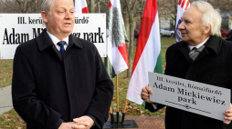 Uroczystość nadania parkowi w Budapeszcie imienia Adama Mickiewicza - z prawej ambasador RP na Węgrzech Jerzy Snopek. Fot. PAP/EPA