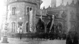 Pierwsza warta polska na odwachu krakowskim; widoczne polskie flagi wiszące na budynku. 31.10.1918. Fot. NAC