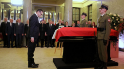 Premier Mateusz Morawiecki oddaje hołd zmarłemu premierowi Janowi Olszewskiemu. Fot. PAP/P. Supernak