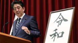 Japoński premier Shinzo Abe demonstruje nazwę nowej ery panowania cesarza. Fot. PAP/EPA