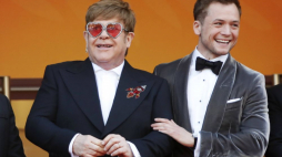Elton John (L) and Taron Egerton (P). Fot. PAP/EPA