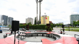 Biało-czerwony stół przed budynkiem Europejskiego Centrum Solidarności w Gdańsku. Fot. PAP/A. Warżawa