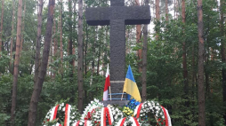 Uroczystości w dawnej Janowej Dolinie na Wołyniu, gdzie w 1943 r. UPA zamordowała ponad 600 Polaków. 14.07.2019. Źródło: Ambasada RP w Kijowie