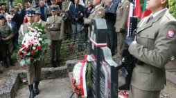 Uroczystość złożenia kwiatów w kwaterze poległych żołnierzy Armii Krajowej na cmentarzu w Kolonii Wileńskiej. PAP/A. Lange