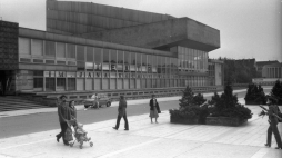 Opole 05.1983. Teatr im. Jana Kochanowskiego przy placu Teatralnym. Fot. PAP/L. Wawrynkiewicz 