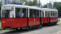 Historyczny wagon doczepny pochodzący z lat 40. XX wieku został zrekonstruowany przez pracowników Miejskiego Przedsiębiorstwa Komunikacyjnego w Krakowie. Fot. PAP/J. Bednarczyk