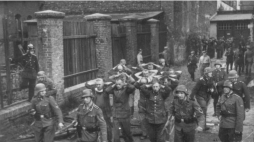Niemieccy żołnierze prowadzą wziętych do niewoli obrońców Poczty Polskiej w Gdańsku Foto: NAC/Sonnke Foto Gdańsk