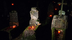 Zapalenie zniczy na grobach przez grupę „Wilno” na Cmentarzu Bernardyńskim w Wilnie. 31.10.2019. Fot. PAP/V. Doveiko