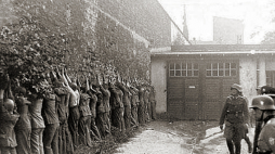 Obrońcy Poczty Polskiej w Gdańsku w niemieckiej niewoli. 01.09.1939. Źródło: Wikimedia Commons