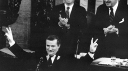 Lech Wałęsa wygłosił przemówienie do połączonych izb Kongresu Stanów Zjednoczonych. Fot. PAP/Reprodukcja