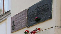 Tablice upamiętniające pomordowanych Polaków i ofiary NKWD w obwodzie kalinińskim na budynku Uniwersytetu Medycznego w Twerze. Fot. PAP/P. Supernak