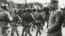 Wojna polsko-bolszewicka: oddziały wyruszające na front defilują przed Naczelnym Wodzem Józefem Piłsudskim. 04.1920. Źródło: CAW