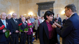 Prezes IPN Jarosław Szarek (P) oraz odznaczona Maria Czarnecka (C) podczas uroczystości wręczenia Krzyży Wolności i Solidarności. Fot. PAP/A. Grygiel