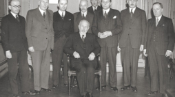Rząd RP Tomasza Arciszewskiego (na zdj. siedzi pośrodku), 1944 r. Źródło: Wikipedia Commons