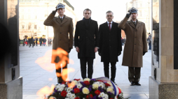 rezydent Francji Emmanuel Macron (2L) oraz szef Protokołu Dyplomatycznego MSZ Krzysztof Krajewski (2P) składają wieńce na Grobie Nieznanego Żołnierza. Fot. PAP/P. Nowak