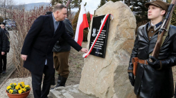 Prezydent RP Andrzej Duda (L) podczas uroczystego odsłonięcia tablicy pamiątkowej prezydentowej Marii Kaczyńskiej w Rabce Zdroju. Fot. PAP/G. Momot