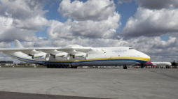 14.04.2020 r. Samolot Antonov An-225 Mriya - największy samolot świata - wylądował na Lotnisku Chopina w Warszawie. Fot. PAP/L. Szymański
