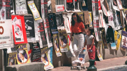 9 lipca 1996 r. Początek 50.  Międzynarodowego Festiwalu Teatralnego w Awinionie. N/z kobieta z dzieckiem przechodzą obok budynku zalepionego plakatami anonsującymi festiwalowe przedstawienia. Fot. PAP/EPA