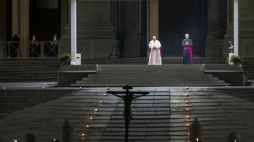 Watykan, 10.04,2020 r. Papież Franciszek przewodniczy nabożeństwu Drogi Krzyżowej. Fot. PAP/EPA/M. Percossi