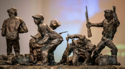 Rzeźba „Bunt więźniów” prezentowana na wystawie „Obraz Treblinki w oczach Samuela Willenberga”. Fot. PAP/Kalbar