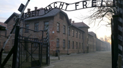 Oświęcim, 27.01.2020. Brama byłego obozu Auschwitz II-Birkenau w Oświęcimiu. Fot. PAP/A. Grygiel