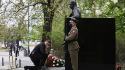 Prezydent RP Andrzej Duda składa kwiaty przed pomnikiem Wojciecha Korfantego w Warszawie. 02.05.2020. Fot. PAP/L. Szymański