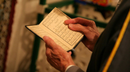 Modlitwą w Białymstoku polscy wyznawcy islamu rozpoczęli ramadan. 2006 r. Fot. PAP/P. Supernak