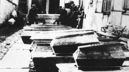 Pogrom kielecki 1946 r. - pogrzeb ofiar. Fot. PAP/CAF/Reprodukcja