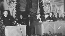 Prezydent Warszawy S. Starzyński (1. z lewej), wiceprezydent Warszawy J. Kulski (I. rz. 3. z prawej) podczas zebrania Związku Legionistów Polskich w Warszawie. 1938 r. Fot. NAC