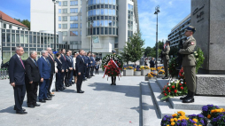 Prezydent Andrzej Duda (C) składa kwiaty przed pomnikiem Wincentego Witosa na Placu Trzech Krzyży w Warszawie. 24.07.2020. Fot. PAP/R. Pietruszka