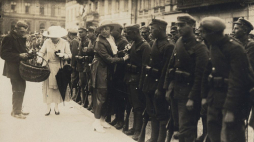 Wręczanie kwiatów ochotnikom przed wymarszem na front. Warszawa. 18.07.1920. Źródło: CAW