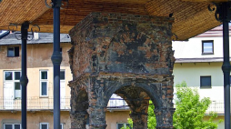 Bima, fragment po stojącej w tym miejscu starej synagodze w Tarnowie. Fot. PAP/J. Ochoński