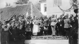Marszałek Józef Piłsudski odbiera defiladę 42. Pułku Piechoty. Białystok, 21.08.1921. Fot. NAC