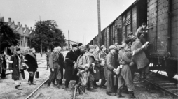 Pruszków, 10. 1944 r. Transport mieszkańców Warszawy z obozów przejściowych w Pruszkowie. Po zakończeniu walk powstańczych Niemcy wypędzili ze stolicy wszystkich mieszkańców. Większość trafiła do obozu w Pruszkowie, stąd część wywieziono do Oświęcimia, do Niemiec, niektórych puszczono wolno. Fot. PAP/CAF-Archiwum