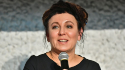 Pisarka i noblistka Olga Tokarczuk podczas konferencji prasowej we Wrocławiu, na której zainaugurowała działalność fundacji swojego imienia. Fot. PAP/M. Kulczyński