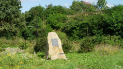 Kamień upamiętniający ofiary katastrofy w Barwałdzie. Wikimedia Commons