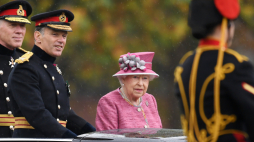 Londyn. 2017-10-19. Królowa Elżbieta II dokonuje przeglądu wojskartylerii konnej . Fot. PAP/RPA