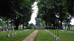 Cmentarz wojenny nr 327 jest częścią cmentarza parafialnego w Niepołomicach. Wikimedia Commons