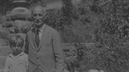 Julian Fałat z wnukiem i psem w ogrodzie swojej willi w Bystrej. 1925–1929. Fot. NAC