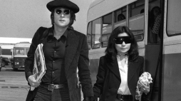 14 czerwca 1971 r.: John Lennon z żoną Joko Ono. Piosenka Lennona "Imagine", która była przebojem tuż przed jego śmiercią, została uznana za  najlepszą liryczną piosenkę w W. Brytanii. Fot. PAP/EPA