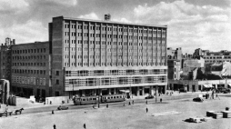 1948 r. Budynek Powszechnej Kasy Oszczędności (Bank Polski) w Warszawie przy ul. Marszałkowskiej róg Sienkiewicza. Źródło: Wikipedia Commons