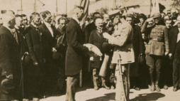 Fot. Urząd Miasta Płocka - marszałek Józef Piłsudski odznaczył Płock Krzyżem Walecznych za bohaterską obronę przed armią bolszewicką