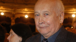 2005 r. Henryk Bereska z nagrodą "Transatlantyk" przyznaną za działalność translatorską. Fot. PAP/J. Bednarczyk