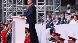 Tbilisi, Gruzja, 26.05.2021. Prezydent RP Andrzej Duda (C) przemawia podczas w uroczystości z okazji Dnia Niepodległości Gruzji na Placu Wolności w Tbilisi. Fot. PAP/L. Szymański