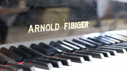 Fortepian koncertowy z lat 30. XX wieku pochodzący z fabryki Arnolda Fibigera. Źródło: UM Kalisza