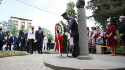  Prezydent RP Andrzej Duda (6L) z małżonką Agatą Kornhauser-Dudą (5L) podczas ceremonii złożenia wieńca przed pomnikiem Prezydenta Lecha Kaczyńskiego w Tbilisi. Fot. PAP/L. Szymański